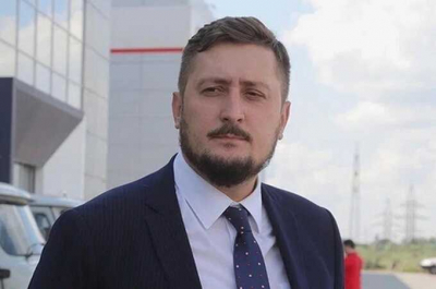 Заместитель мэра Новосибирска Максим Останин подписывает документы разными автографами