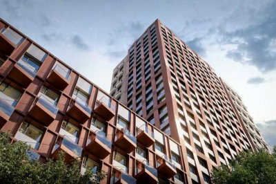 Московская парадная после ночного погрома: выбитые счетчики, сорванные двери и следы наркотиков