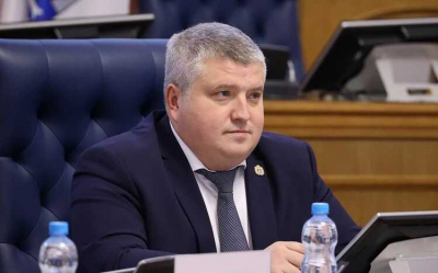 И.о. губернатора Новгородской области Александр Дронов выписал себе премию в 4,5 миллиона рублей из фонда для врачей и учителей