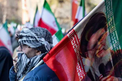 На митинге против военных действий в Иране произошла дискуссия между активистками из Ирана и Великобритании о положении дел в стране