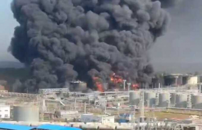 Крупный нефтеперерабатывающий завод на юге России горит уже четвёртые сутки в результате атаки дронов